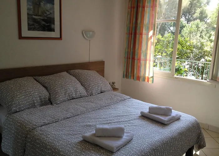 Hotel De La 2*